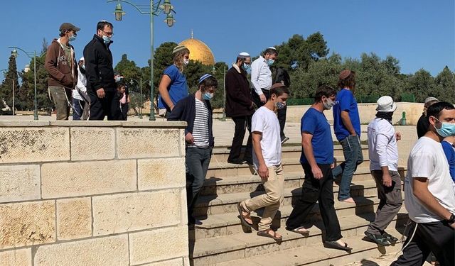 Terörist Yahudiler bayram bahanesiyle El-Aksa Camii'ni bastı