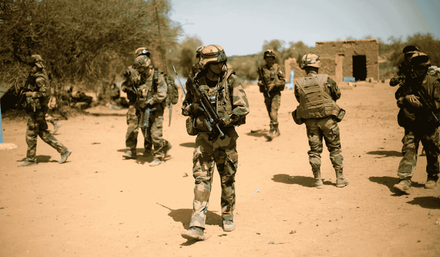 Sömürgeci Fransa Batı Afrika’dan sökülüyor
