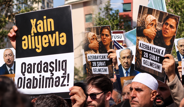 Azerbaycan’daki başörtüsü yasağı İstanbul’da protesto edildi