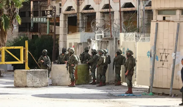 Batı Şeria'da terörist İsrail 13 Filistinliyi gözaltına aldı