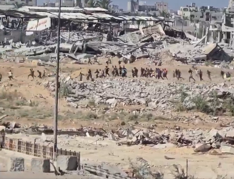 Yardım noktasına koşan perişan haldeki Gazzelilere kurşun yağdırıldı!