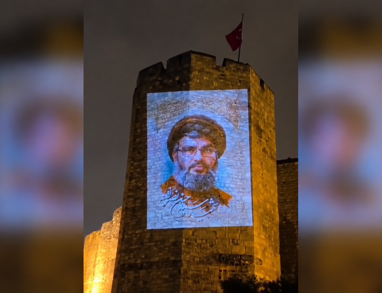 Edirnekapı'da yüz binlerce Suriyelinin katili Nasrallah'ın posteri yansıtıldı