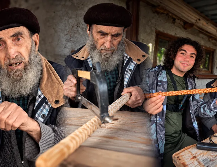 93 yaşındaki Mehmet Amca, 60 yıldır yaptığı bastonları Allah rızası için dağıtıyor