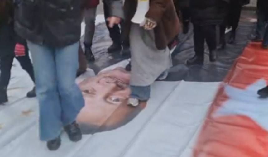 İsveç kışkırtmaya devam ediyor: Erdoğan posteri üzerinden geçtiler