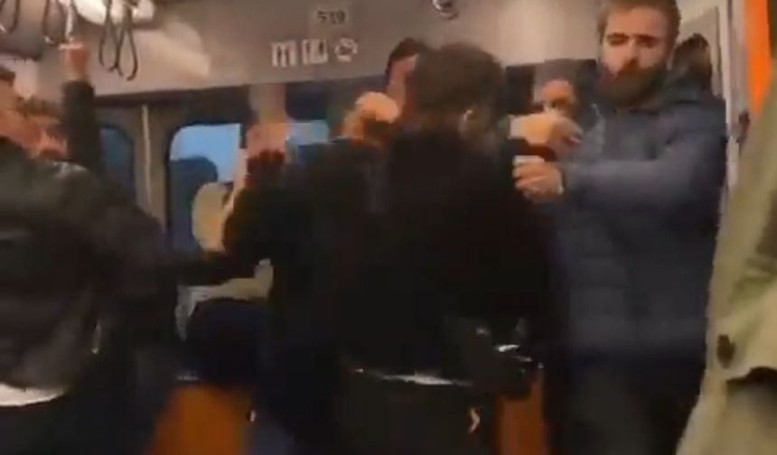 Metroda bir Müslümana saldıran kılıç artığı dayak yedi