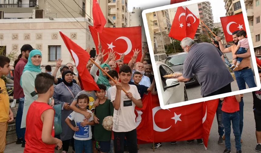 Lübnan'da Türkmenler Erdoğan'ın seçim zaferi dolayısıyla tatlı dağıttı