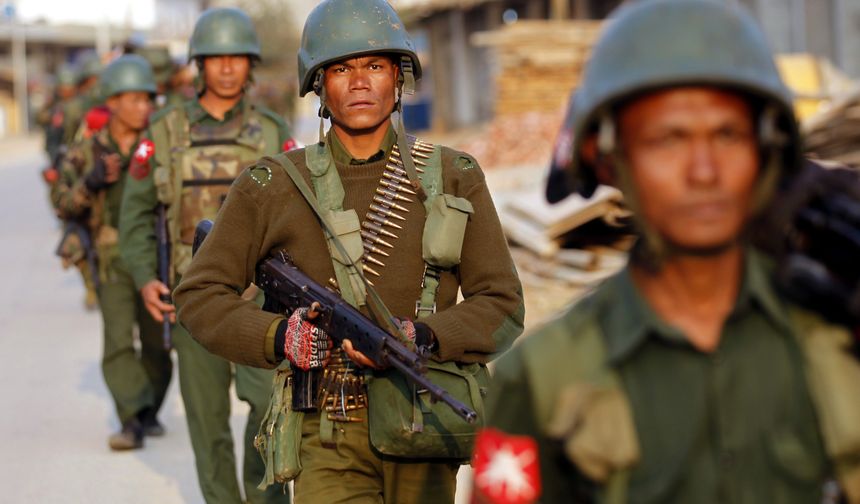 Myanmar'da ordu pusu kurdu: 20 ölü!