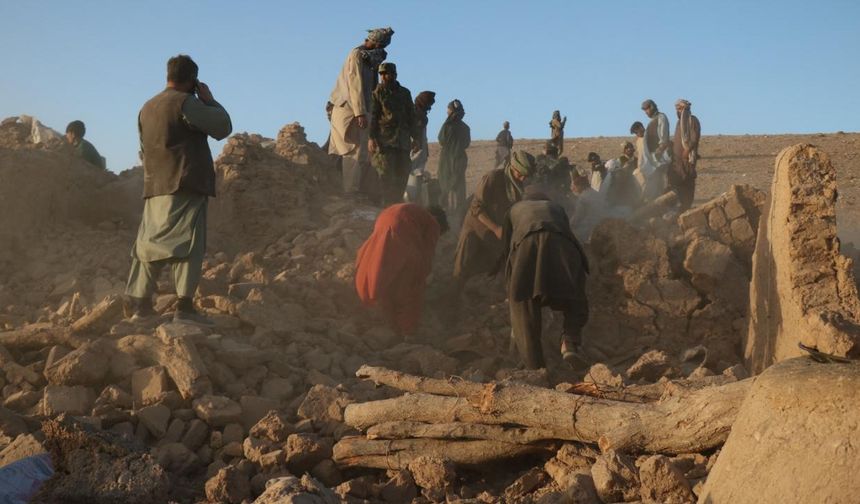 Afganistan'daki iki depremde ölü sayısı 2 bini geçti