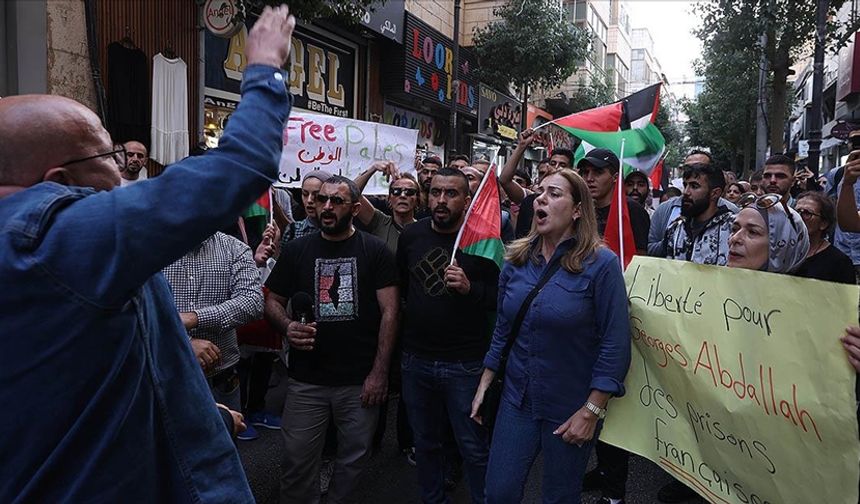 Filistinliler, İsrail'e tam destek veren Macron'u protesto etti