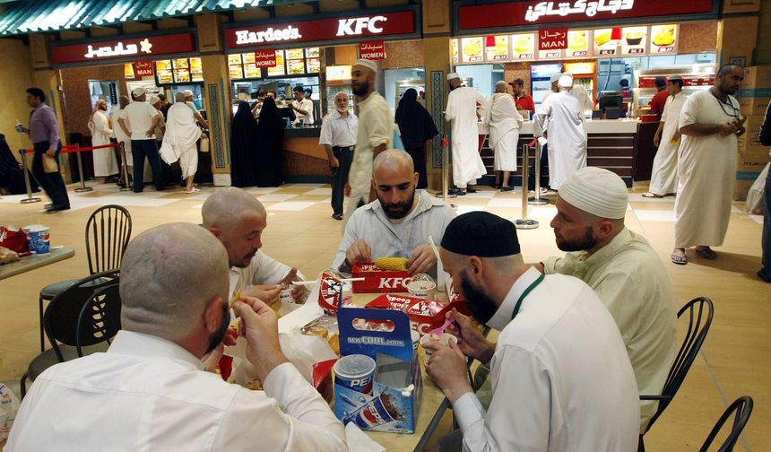 Umrede bir hoca KFC’den alışveriş yapan Müslümanları uyardı ve boykot çağrısı yaptı