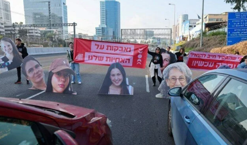 İsrailli rehinelerin aileleri Tel Aviv'de yol kapattı