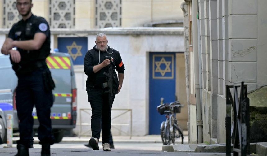 Sinagogu ateşe veren bir şahıs polis tarafından vuruldu