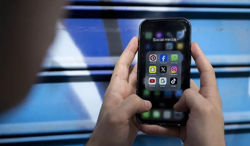 Fransa'da 'sosyal medyaya 15 yaş sınırı' tasarısı kabul edildi
