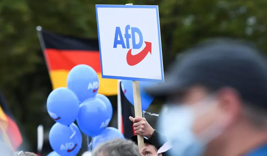 Almanya'da mahkeme, AfD'nin "aşırı sağcı" olarak sınıflandırılmasına ilişkin kararın yürütmesini durdurdu