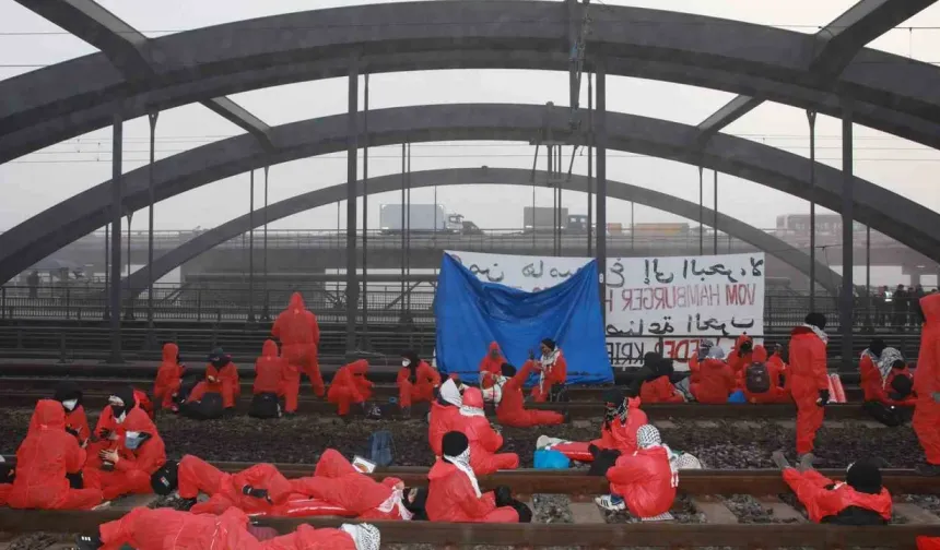 Almanya'da aktivistler raya zincirlenerek İsrail'e silah ihracatını protesto etti