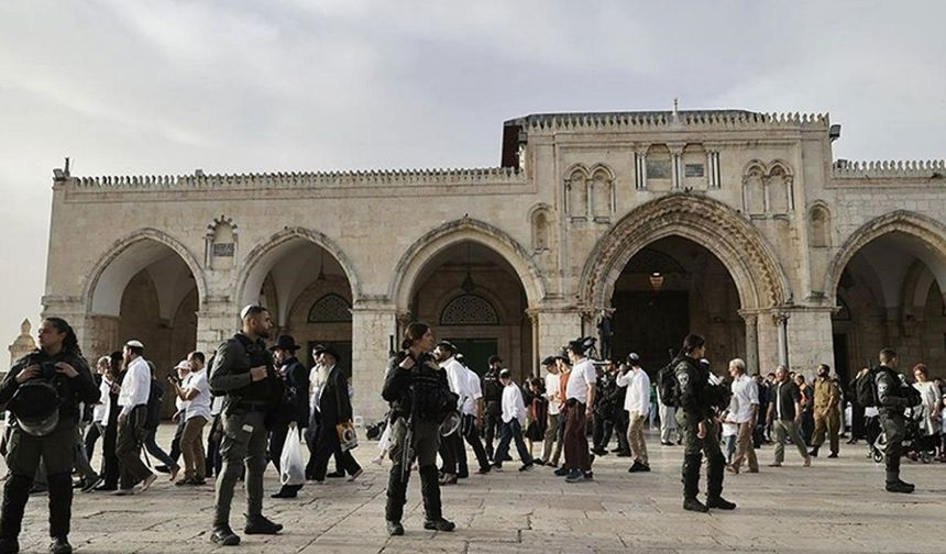 Terörist Yahudiler Mescid-i Aksa'ya yine baskın düzenledi