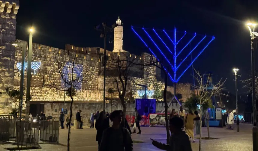 Yahudiler Kudüs'te duvara "tehvid"ve ırkçı sloganlar yansıttı