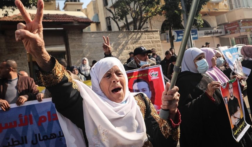 Gazze’de esir ailelerinden feryat: Zindanlardaki sistematik cinneti durdurun!