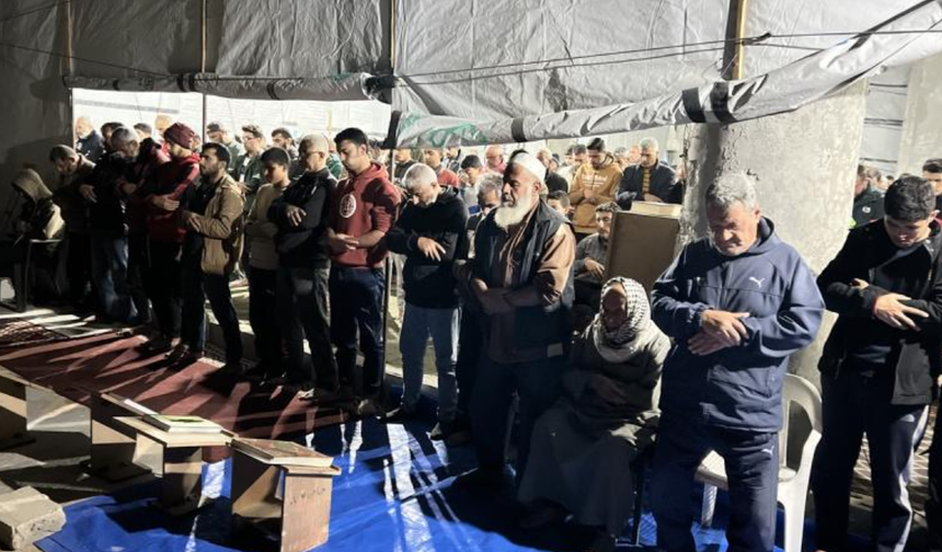 Gazze'de 'ateşkes'in ardından ilk teravih namazı kılındı
