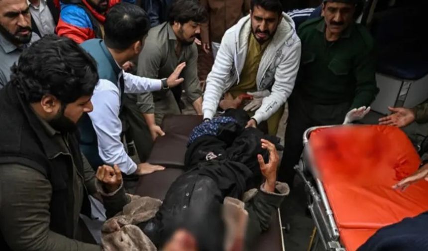 Pakistan'da camide patlama: Çok sayıda ölü var