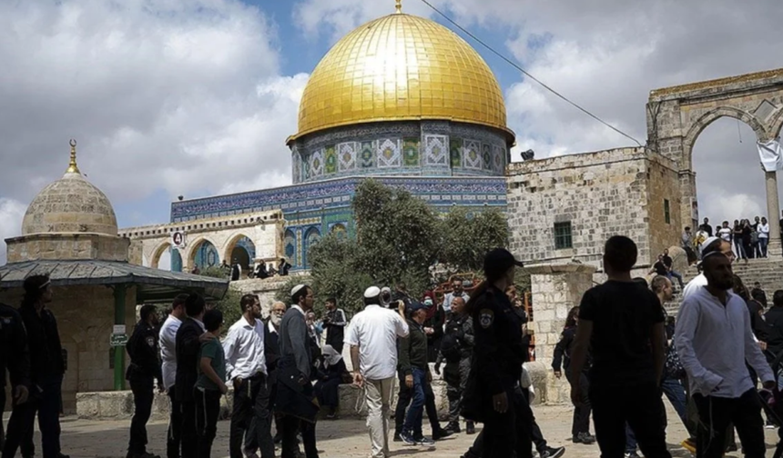 Terörist İsrail, Mescid-i Aksa İmamını gözaltına aldı