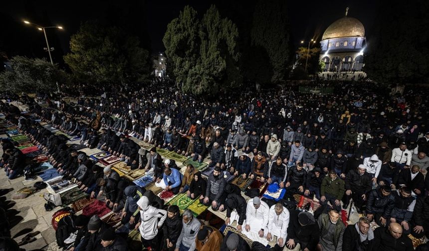 Engelleri aşan 60 bin kişi Mescid-i Aksa’da Teravihte buluştu
