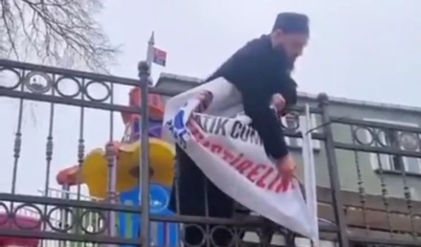Şeriat karşıtı pankart İbdacılar tarafından söküldü