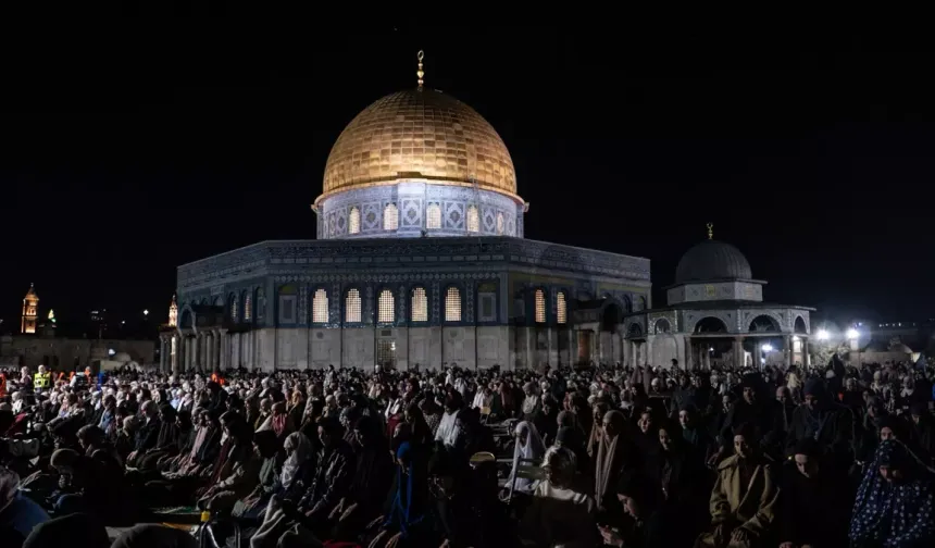 Terörist İsrail'in kısıtlamalarına rağmen 100 bin Filistinli Mescid-i Aksa'da