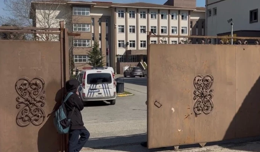 Okulda bıçaklı dehşet: Öğretmenini öldürdü!