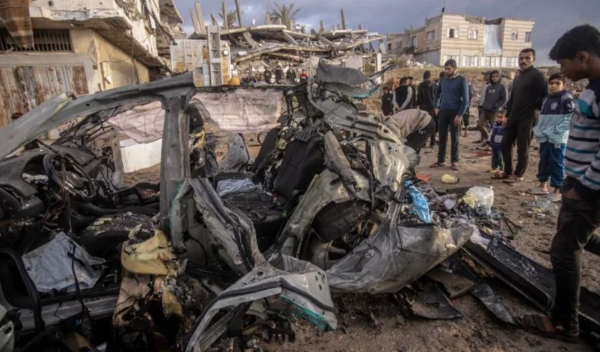 Terörist İsrail'in Gazze'de bir araca düzenlediği saldırıda 4 Filistinli şehit oldu