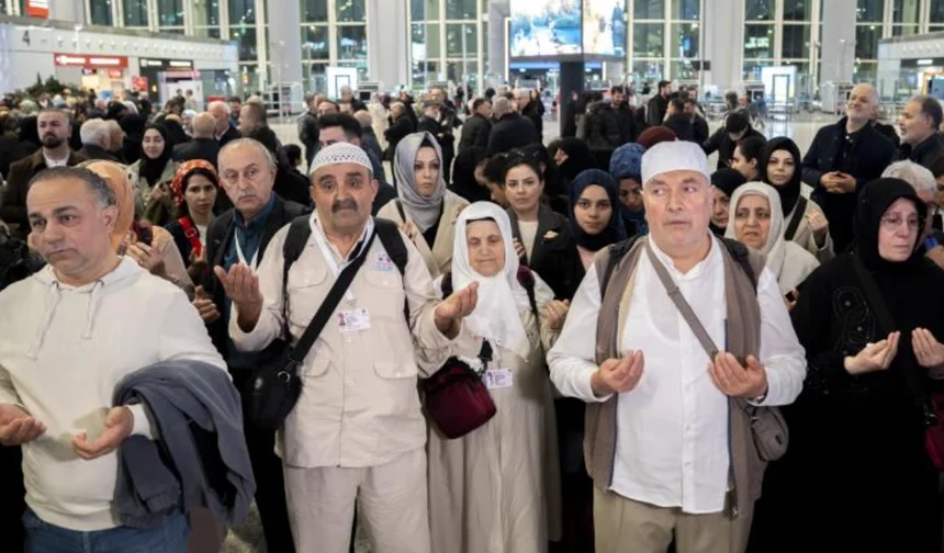 İstanbul'dan ilk hac kafilesi dualarla uğurlandı