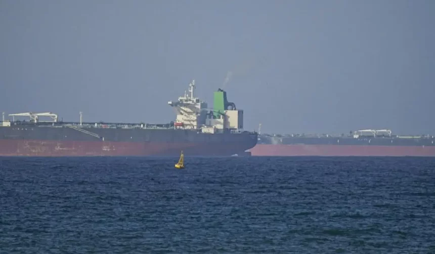 ABD-İran savaşı denize taşındı: Hürmüz’de iki gemi vuruldu