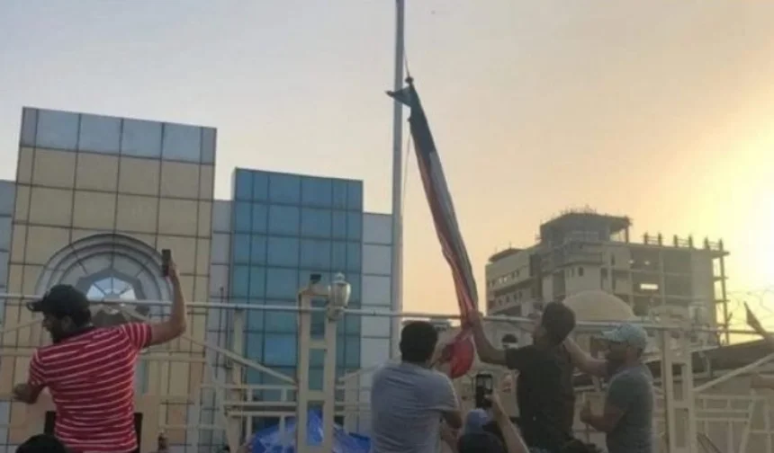 Iraklı protestocular, Kuveyt Başkonsolosluğu'nu bastı