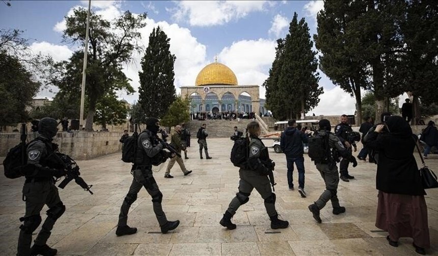 Terörist Yahudiler Mescid-i Aksa'ya baskın düzenledi