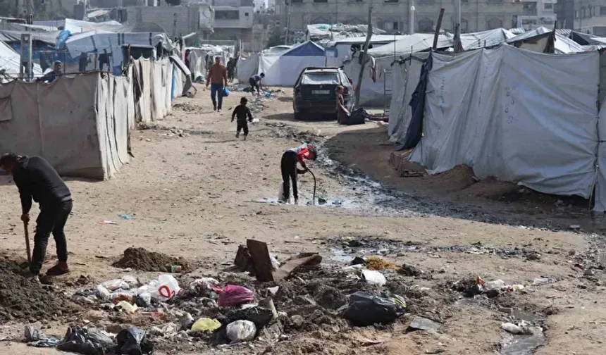 Gazze’de çocuklar çöp yığınları arasında hayat mücadelesi veriyor