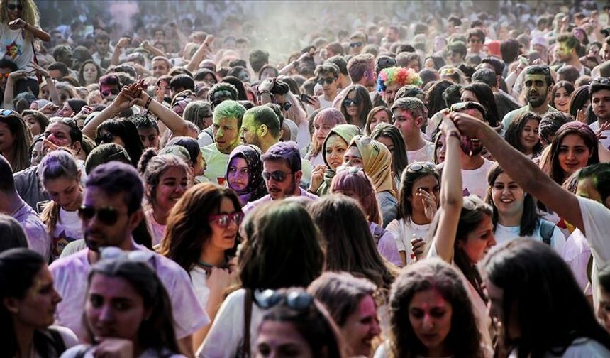 Türkiye'de gençlerin nüfustaki payı yüzde 14,8’e geriledi