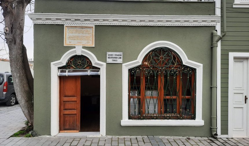 Sultanahmet’te sahabi kabrinin dibinde içki rezaleti