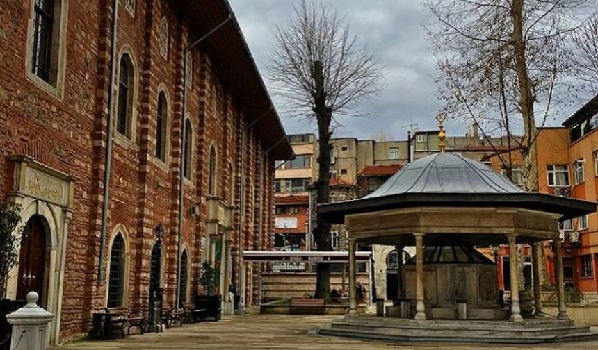 Biz Arap Camii'nde yedi kişiydik