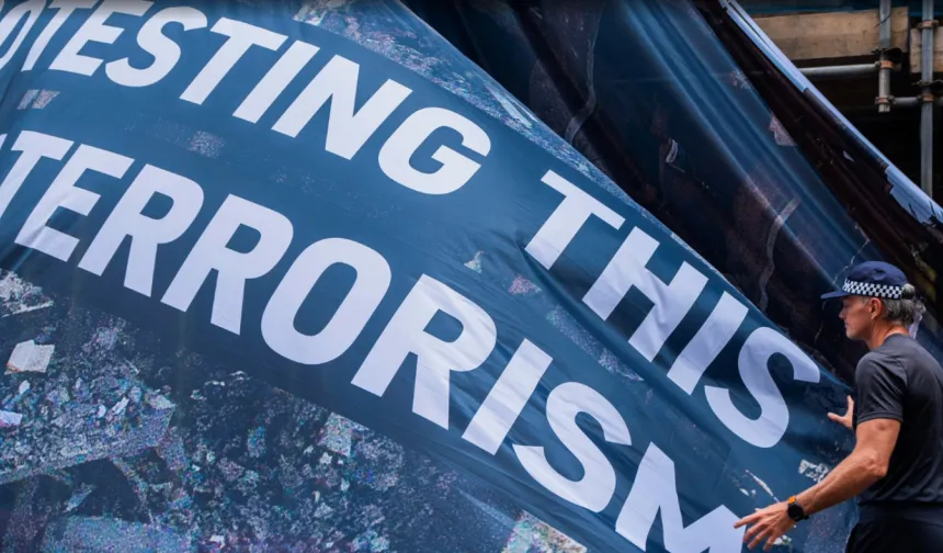 İngiltere ilk kez silahsız bir protesto grubunu ‘terör listesi’ne aldı!