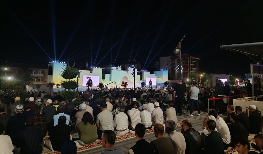 Elazığ'da on binler sabah namazında meydanları doldurdu