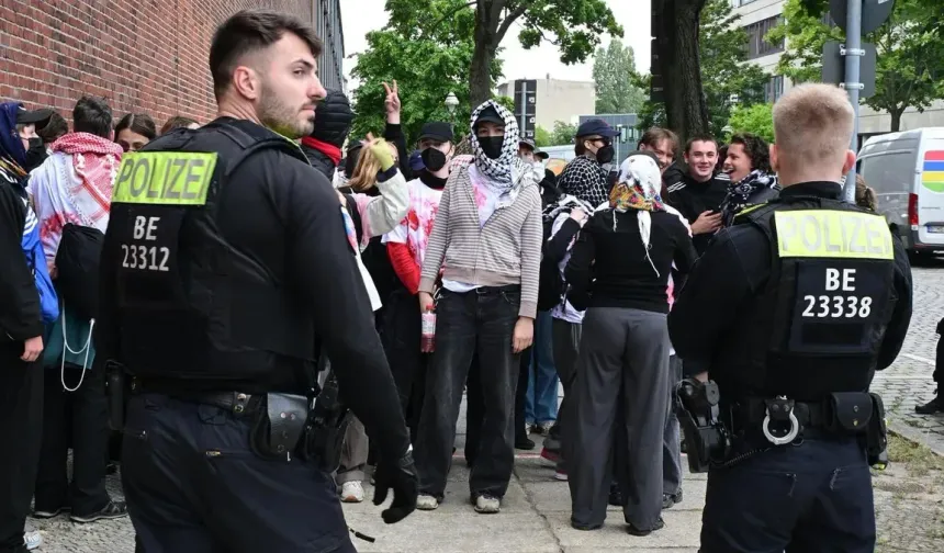 Berlin'de İsrail'e mühimmat üreten şirkete eylem: Aktivistler yolu kapattı