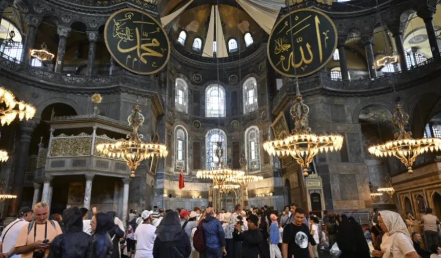 Tarihte bugün: Ayasofya Camii ibadete açıldı