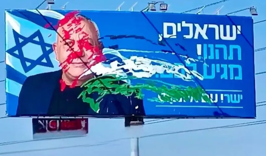 Güney Kıbrıs'ta İsrail'in afişleri Filistin bayrağının renklerine boyandı