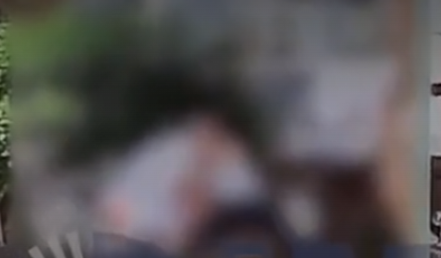 Arsız ibn*ler zıvanadan çıktı! Çocuk parkında yaşlarından utanmadan öpüştüler!