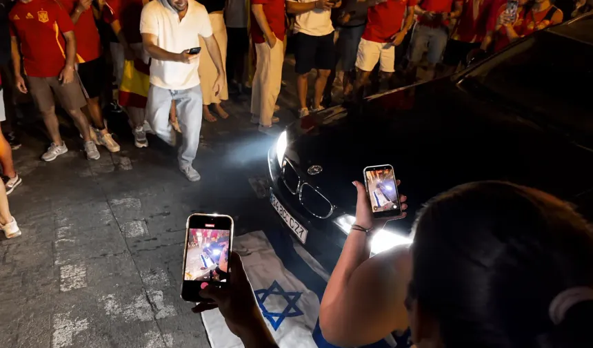 İspanyol taraftarlar kutlamalarda İsrail bayrağı çiğnedi