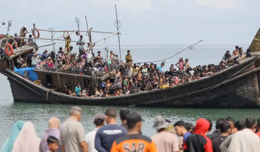 Arakanlı Müslümanlar denizlerde ölüme terk ediliyor