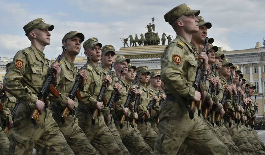 Rus ordusu 2,4 milyona çıktı: Türkiye'nin gözü Karadeniz'de