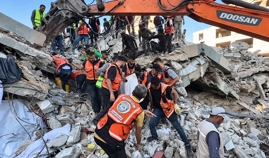 Terörist İsrail saldırılarında 100 kişi enkaz altında kaldı