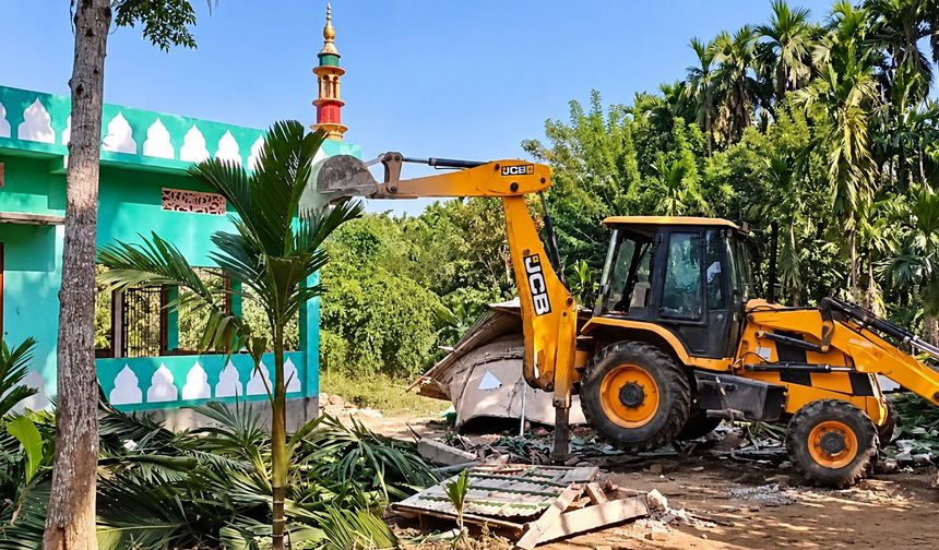 Hindistan'da Müslümanlara yönelik zulüm büyüyor: Camiler yıkılıyor, aileler evlerinden sürülüyor