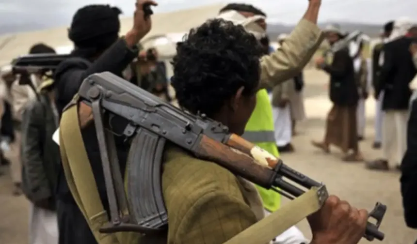 Husiler, Aden'deki Başkanlık Sarayı'nı vurdu
